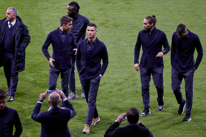 Choáng với mức lương thật sự của Ronaldo ở Juventus: Một tiếng kiếm gần 100 triệu đồng, cao hơn tất cả sao sáng nhất của đội cộng lại - Ảnh 2.