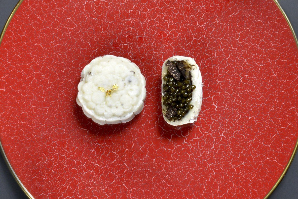 Lộ diện 1 trong những chiếc bánh Trung thu lạ nhất thế giới năm nay: nhân trứng cá tầm và nấm truffle - Ảnh 1.