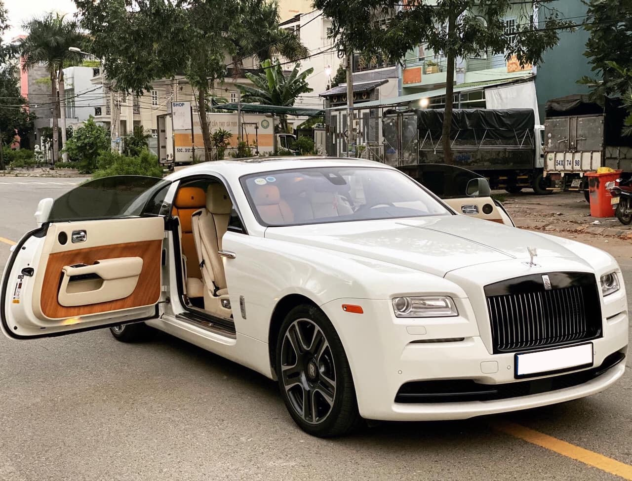 Hàng hiếm Rolls-Royce Wraith được rao bán cùng lời chia sẻ: Mua mới hơn 30 tỷ, bán cũ hơn 13 tỷ - Ảnh 1.