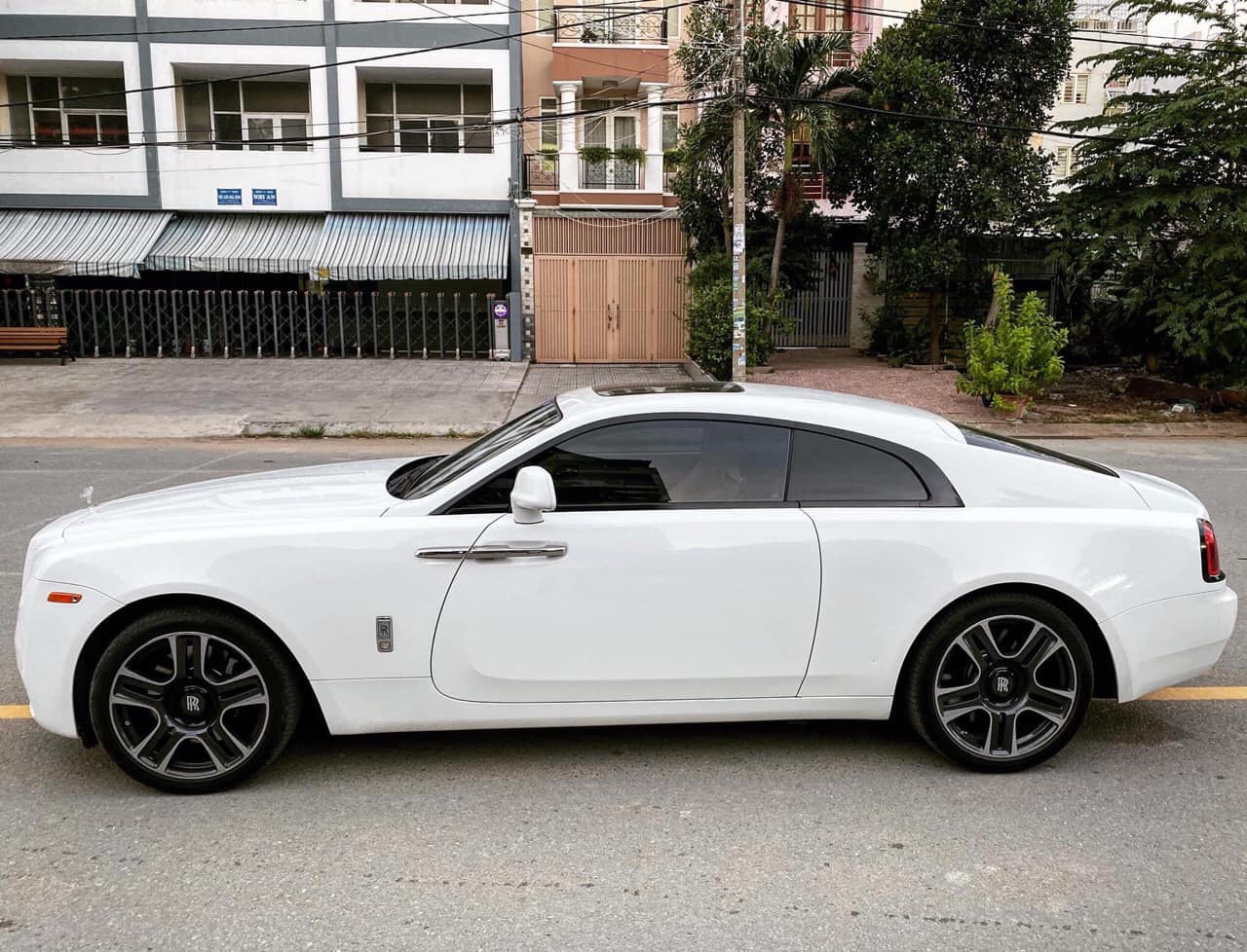 Hàng hiếm Rolls-Royce Wraith được rao bán cùng lời chia sẻ: Mua mới hơn 30 tỷ, bán cũ hơn 13 tỷ - Ảnh 2.
