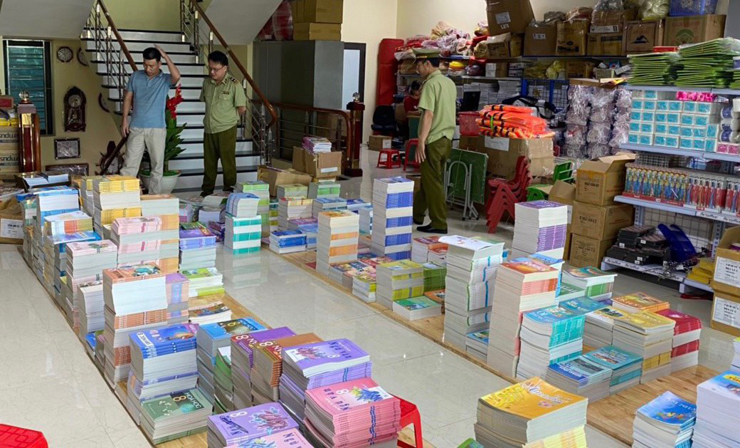 Tạm giữ gần 4.000 quyển sách giáo khoa có dấu hiệu giả mạo nhà xuất bản Giáo dục Việt Nam - Ảnh 1.