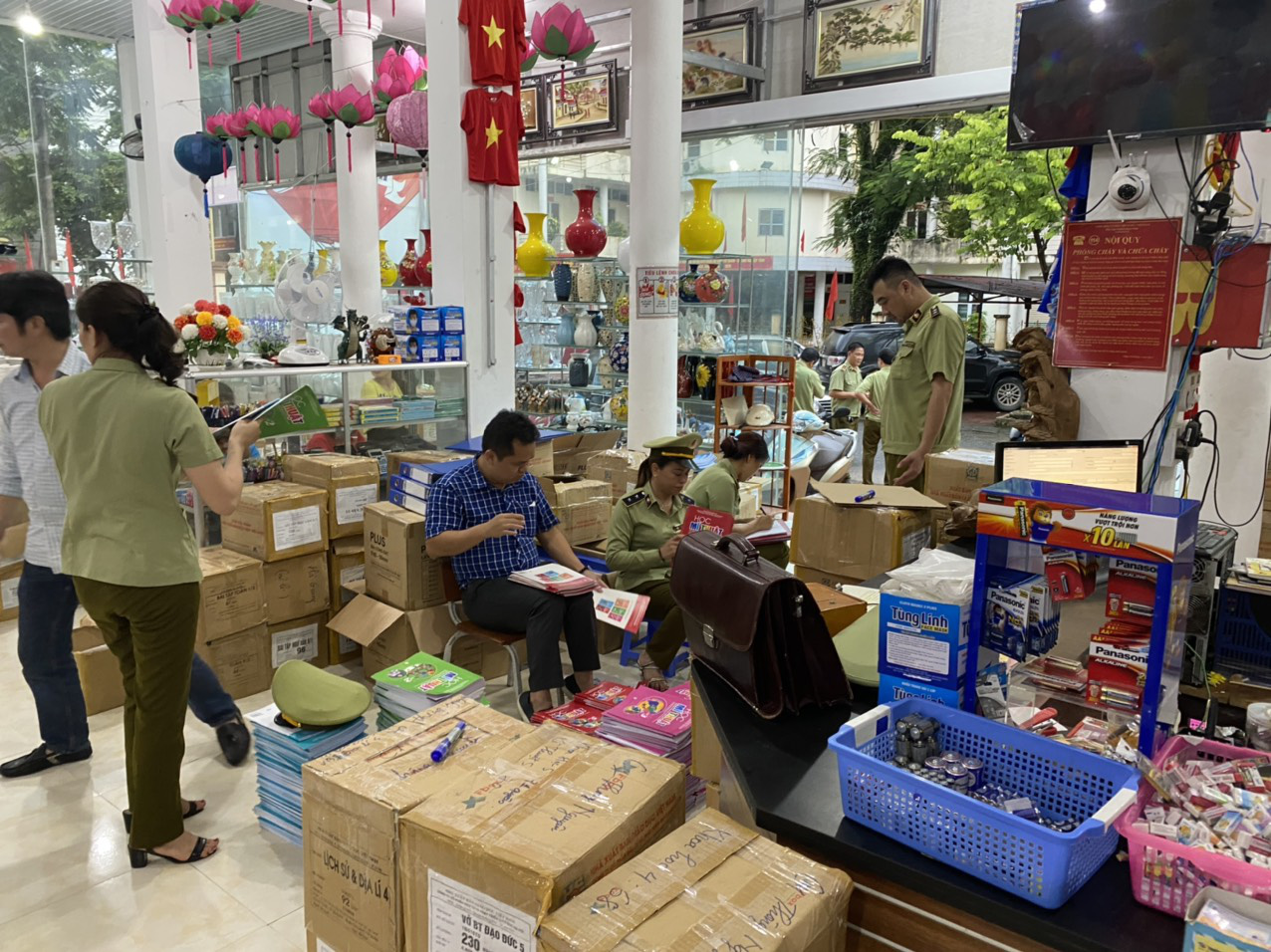 Tạm giữ gần 4.000 quyển sách giáo khoa có dấu hiệu giả mạo nhà xuất bản Giáo dục Việt Nam - Ảnh 3.