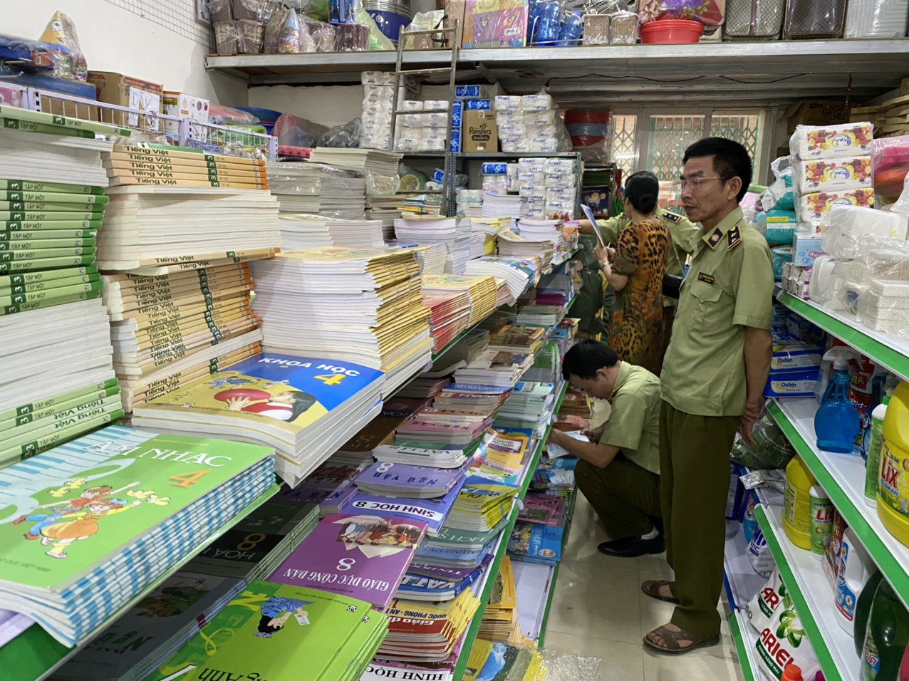 Tạm giữ gần 4.000 quyển sách giáo khoa có dấu hiệu giả mạo nhà xuất bản Giáo dục Việt Nam - Ảnh 4.