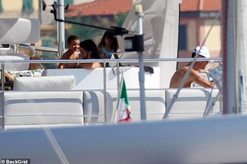 Lại lênh đênh trên biển cùng gia đình khám phá miền đất mới, nhưng Ronaldo dường như vẫn chưa hết buồn - Ảnh 2.