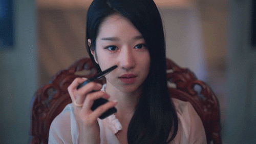 Soi chiếc smartphone lạ mắt, xịn sò của Go Moon Young trong phim Điên thì có sao - Ảnh 2.