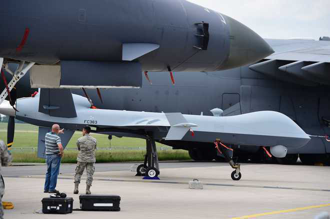 Bộ trưởng sang thăm, thương vụ UAV: Đài Loan bị đẩy lên tuyến đầu trong cuộc đối đầu Mỹ-Trung? - Ảnh 1.