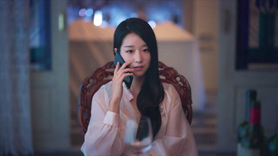Soi chiếc smartphone lạ mắt, xịn sò của Go Moon Young trong phim Điên thì có sao - Ảnh 1.