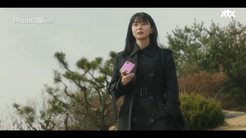 Soi chiếc smartphone lạ mắt, xịn sò của Go Moon Young trong phim Điên thì có sao - Ảnh 4.
