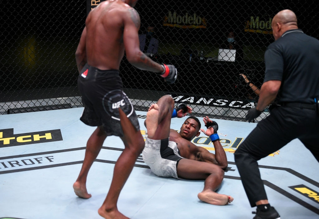 Võ sĩ UFC tung cú đấm trời giáng, khiến đối thủ bay luôn cả đồ bảo hộ răng - Ảnh 2.
