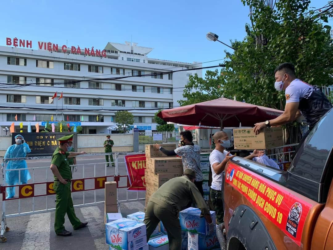 Ông chủ doanh nghiệp bỏ việc, vợ chồng bỏ nhà... để chạy xe, bốc hàng cứu trợ giữa tâm dịch Covid-19 - Ảnh 7. Ông chủ doanh nghiệp bỏ việc, vợ chồng bỏ nhà... để chạy xe, bốc hàng cứu trợ giữa tâm dịch Covid-19 - Ảnh 7.