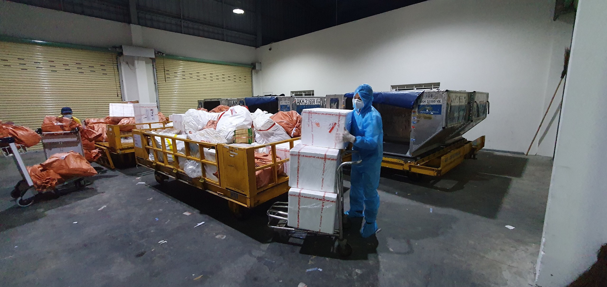 Ông chủ doanh nghiệp bỏ việc, vợ chồng bỏ nhà... để chạy xe, bốc hàng cứu trợ giữa tâm dịch Covid-19 - Ảnh 3. Ông chủ doanh nghiệp bỏ việc, vợ chồng bỏ nhà... để chạy xe, bốc hàng cứu trợ giữa tâm dịch Covid-19 - Ảnh 3.