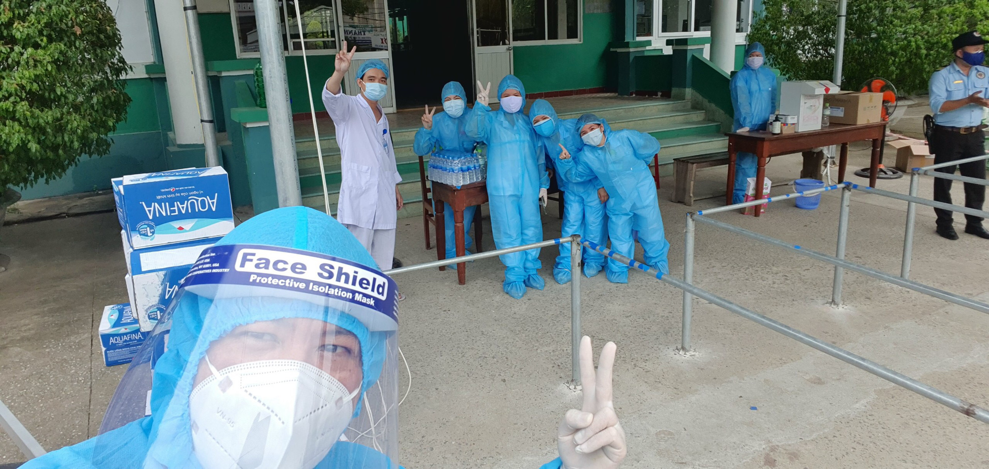 Ông chủ doanh nghiệp bỏ việc, vợ chồng bỏ nhà... để chạy xe, bốc hàng cứu trợ giữa tâm dịch Covid-19 - Ảnh 10. Ông chủ doanh nghiệp bỏ việc, vợ chồng bỏ nhà... để chạy xe, bốc hàng cứu trợ giữa tâm dịch Covid-19 - Ảnh 10.
