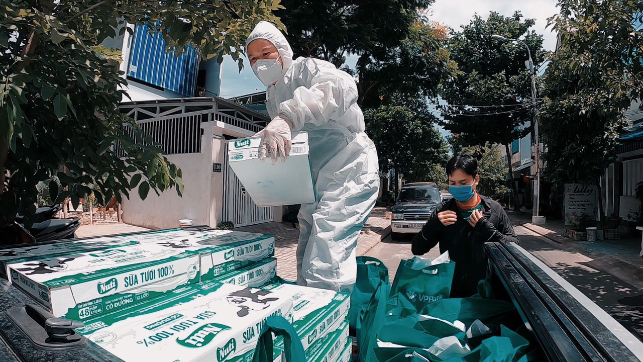 Ông chủ doanh nghiệp bỏ việc, vợ chồng bỏ nhà... để chạy xe, bốc hàng cứu trợ giữa tâm dịch Covid-19 - Ảnh 8. Ông chủ doanh nghiệp bỏ việc, vợ chồng bỏ nhà... để chạy xe, bốc hàng cứu trợ giữa tâm dịch Covid-19 - Ảnh 8.