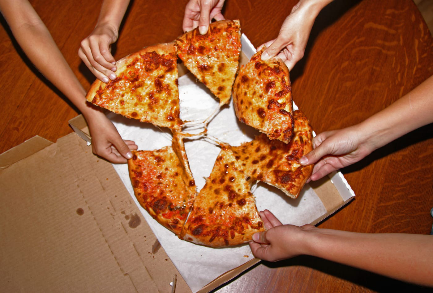 Quy tắc 2 bánh pizza và họp trong im lặng – những bí kíp giúp Jeff Bezos trở thành người giàu nhất hành tinh - Ảnh 1.