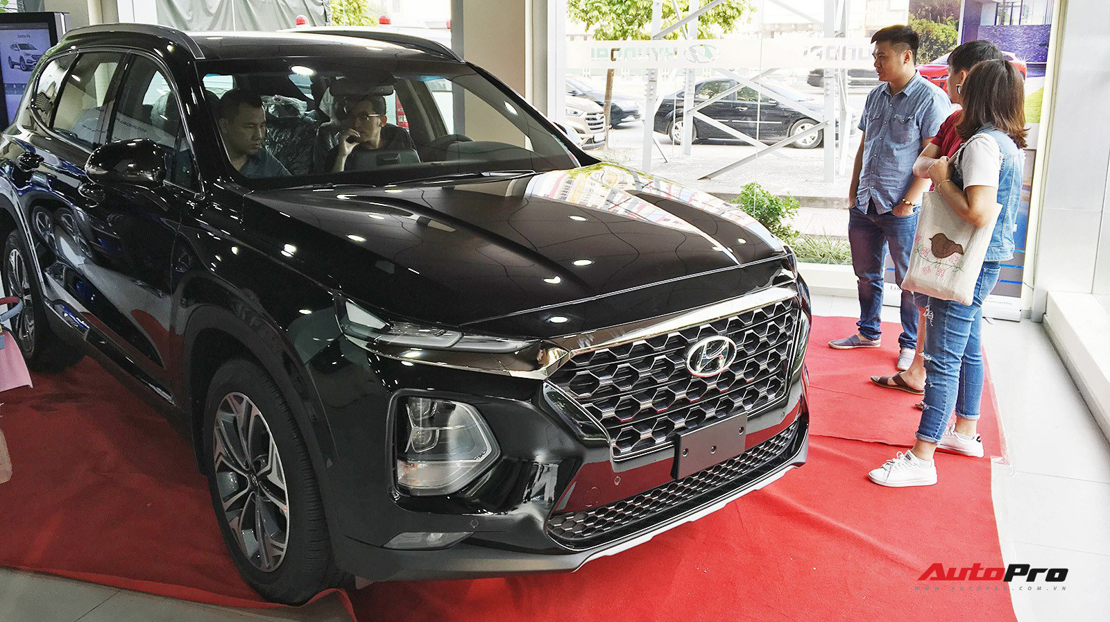 Sắp ra bản mới, Toyota Fortuner sảy chân: Bị Hyundai Santa Fe cướp ngôi vương SUV 7 chỗ, biến mất khỏi top 10 bán chạy tại Việt Nam - Ảnh 2.