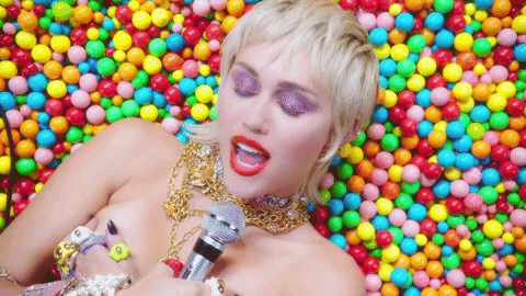 Chia tay Cody Simpson được vài tiếng, Miley Cyrus tung luôn MV mới toanh khẳng định: Tôi không cần tình yêu của anh - Ảnh 2.