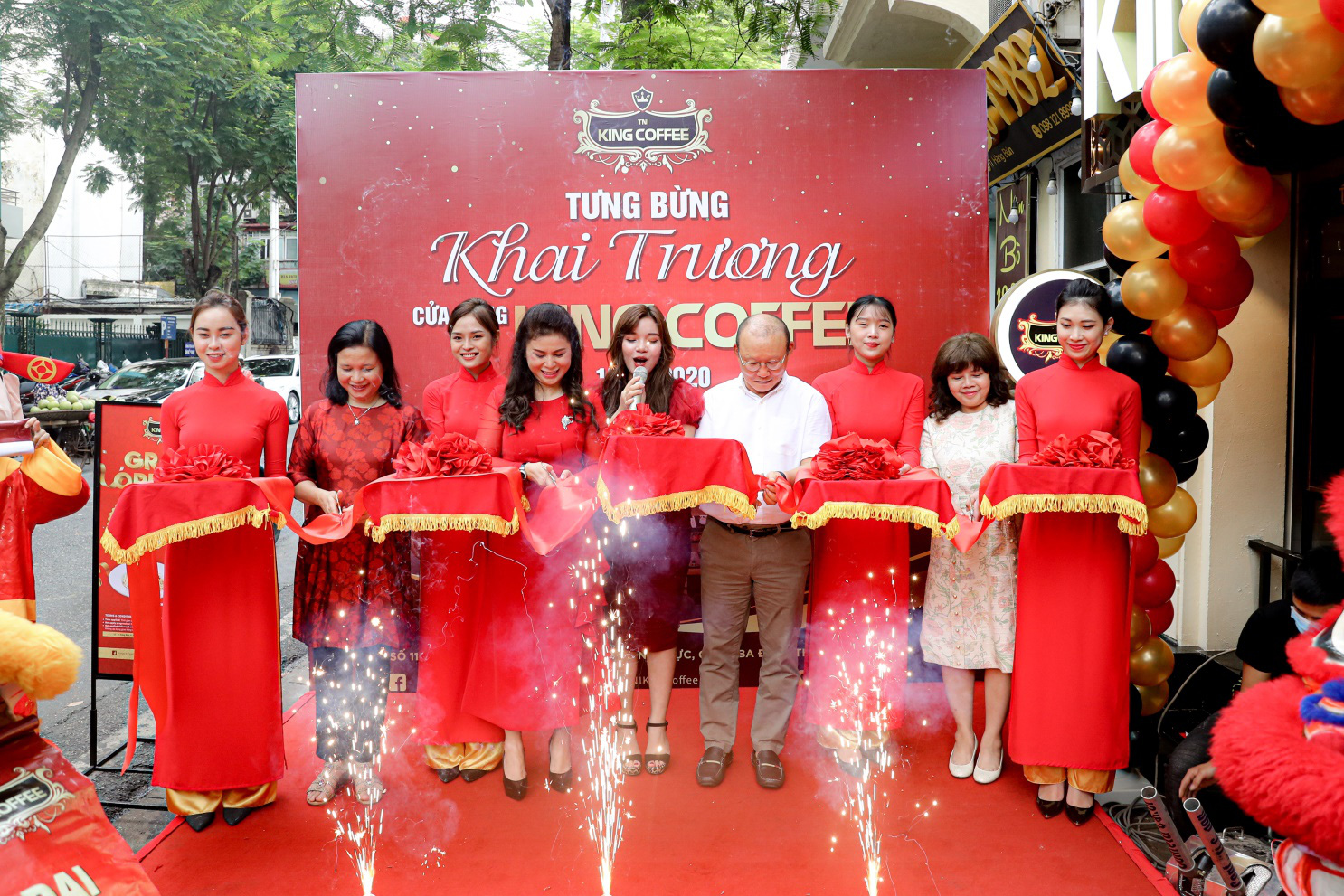 Nếu bạn đang muốn tìm kiếm một trải nghiệm cà phê độc đáo với hương vị riêng của Hà Nội thì hãy ghé thăm Kingcoffee – một thương hiệu cà phê đình đám tại Hà Nội. Hãy xem ảnh Kingcoffee để thưởng thức một ly cà phê tuyệt vời nhưng không kém phần sang trọng.