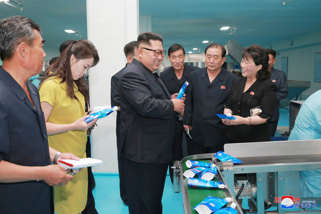 Ông Kim Jong-un lái xe Lexus, vậy người dân Triều Tiên chuộng hàng nhập khẩu hay nội địa? - Ảnh 2.