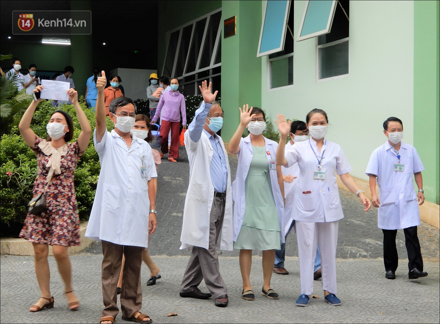 Thêm 1 bệnh viện ở Đà Nẵng được gỡ phong tỏa, các y bác sĩ vỗ tay vui mừng - Ảnh 3.