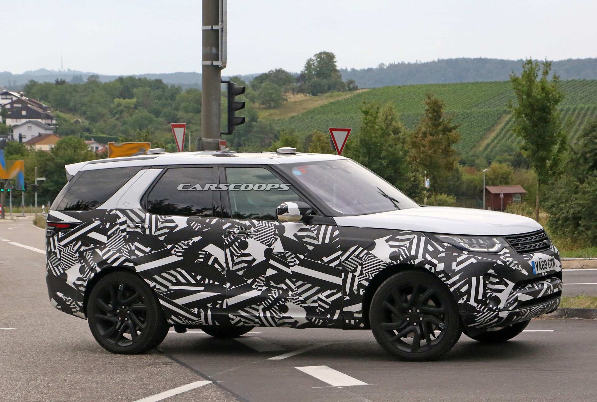 Land Rover Discovery 2021 lần đầu lộ màn hình ‘khủng long’ - Ảnh 3. Land Rover Discovery 2021 lần đầu lộ màn hình ‘khủng long’ - Ảnh 3.