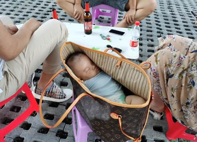 Cặp vợ chồng đưa con ra ngoài chơi, khi nhìn vào chiếc túi xách của người mẹ đặt trên ghế, ai cũng phải lắc đầu ngán ngẩm - Ảnh 1.