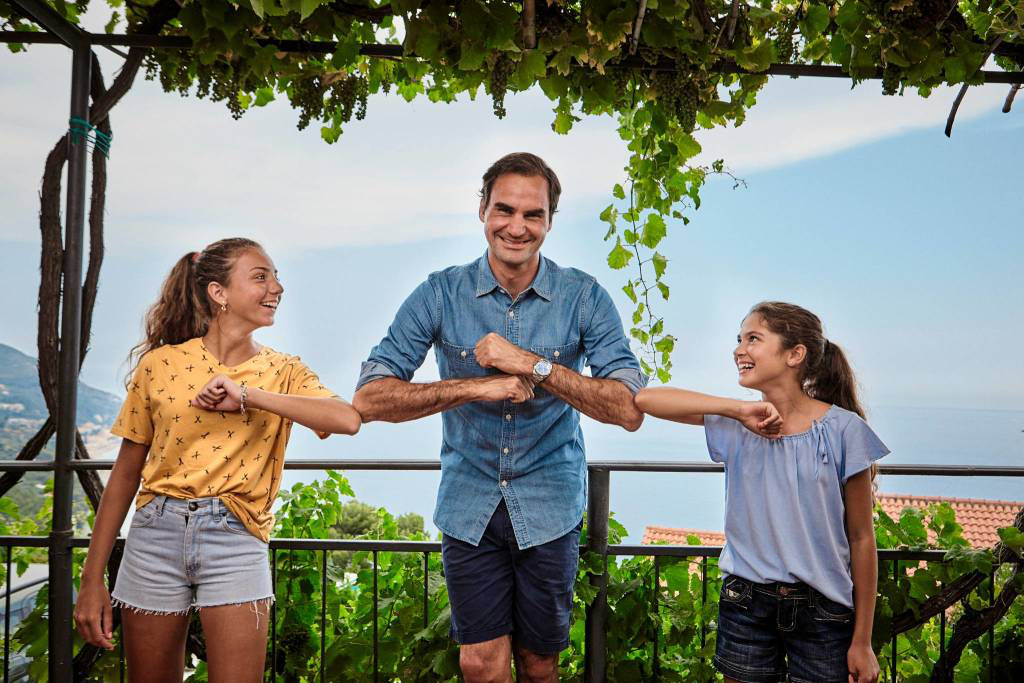 Federer mang đến niềm vui bất ngờ cho cặp bé gái chơi tennis giữa hai nóc nhà - Ảnh 2.