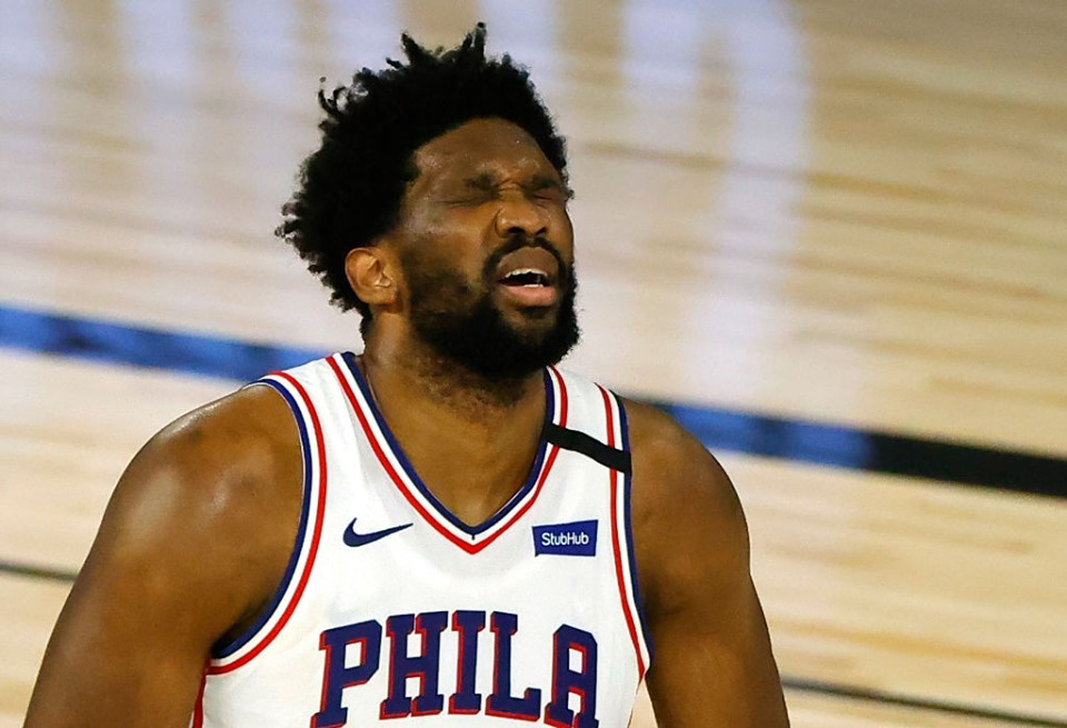 Thua trắng 2 trận Playoffs, Joel Embiid công khai chỉ trích HLV Philadelphia 76ers - Ảnh 1.