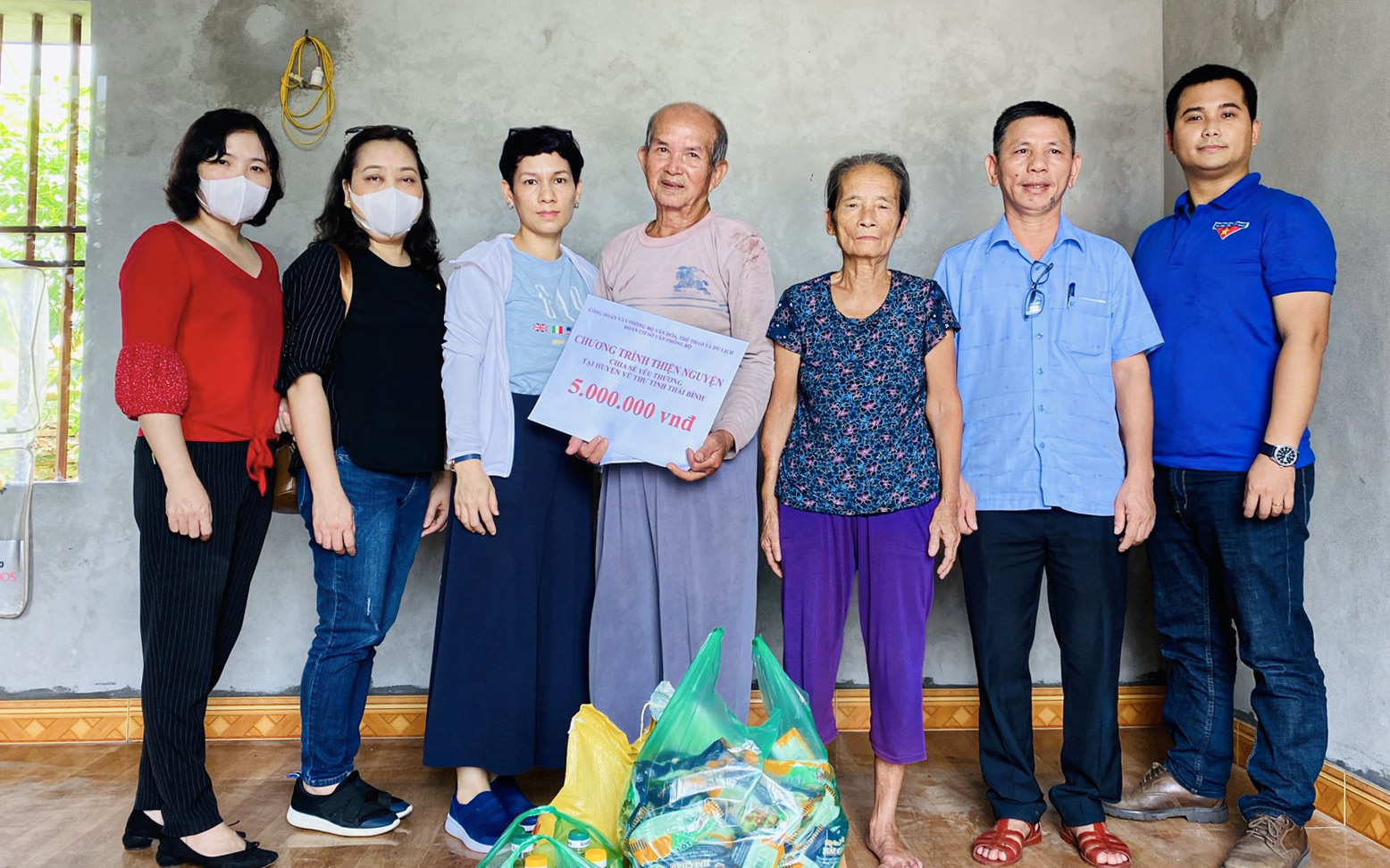 Công đoàn Văn phòng Bộ VHTTDL tặng quà cho các gia đình khó khăn tại Thái Bình