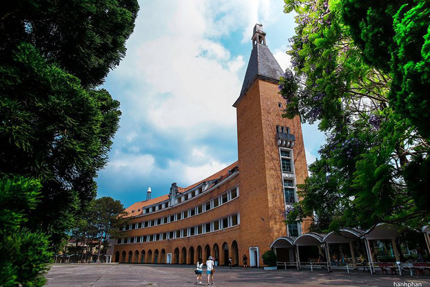 Trường Đại học ở Việt Nam đẹp như một bức tranh, đến cả Sơn Tùng M-TP, Soobin Hoàng Sơn cũng lên tận nơi check-in - Ảnh 7.