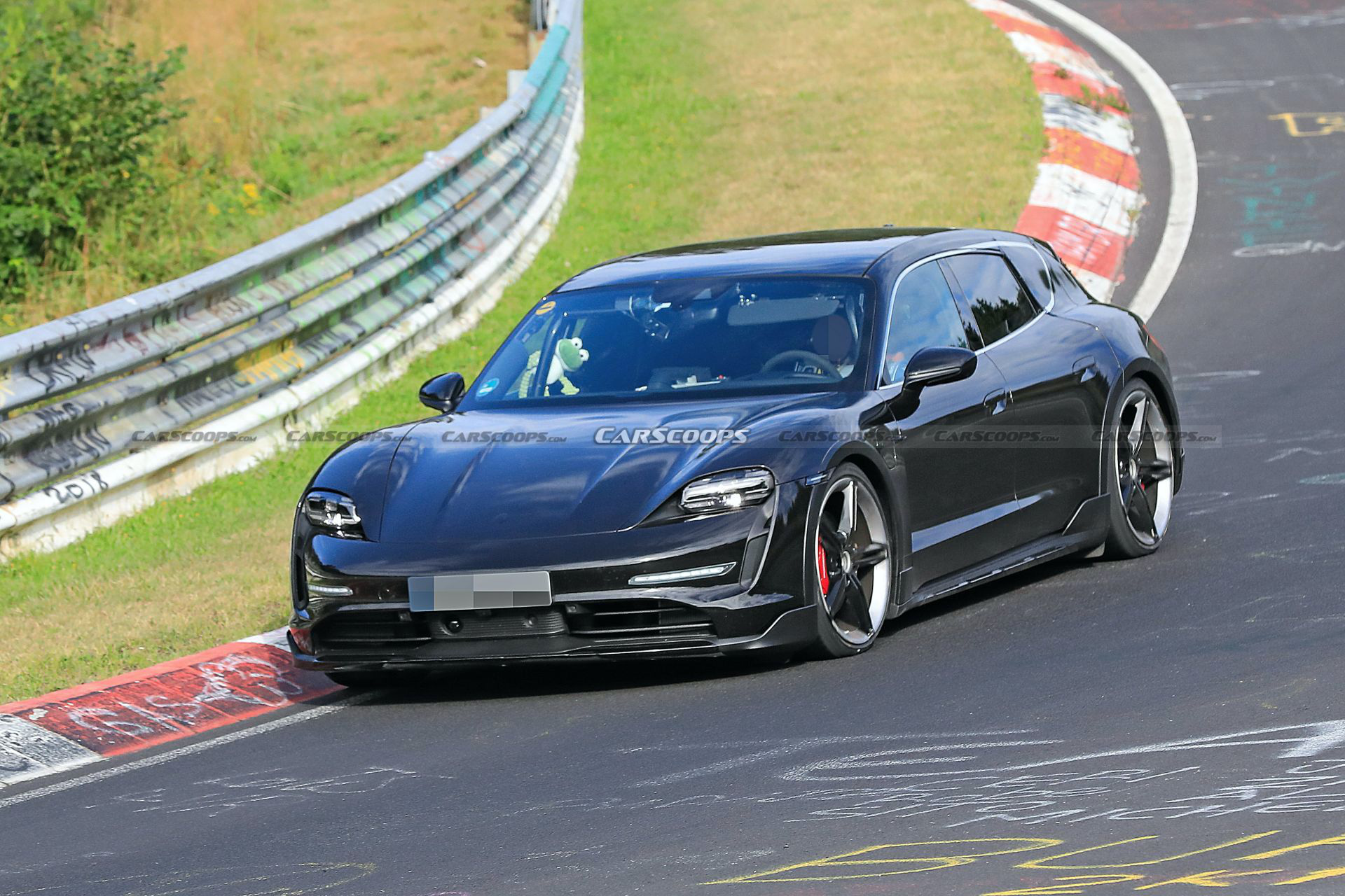 Porsche Taycan sedan bán quá chạy, phiên bản Cross Turismo sắp ra mắt gặp rắc rối - Ảnh 1.