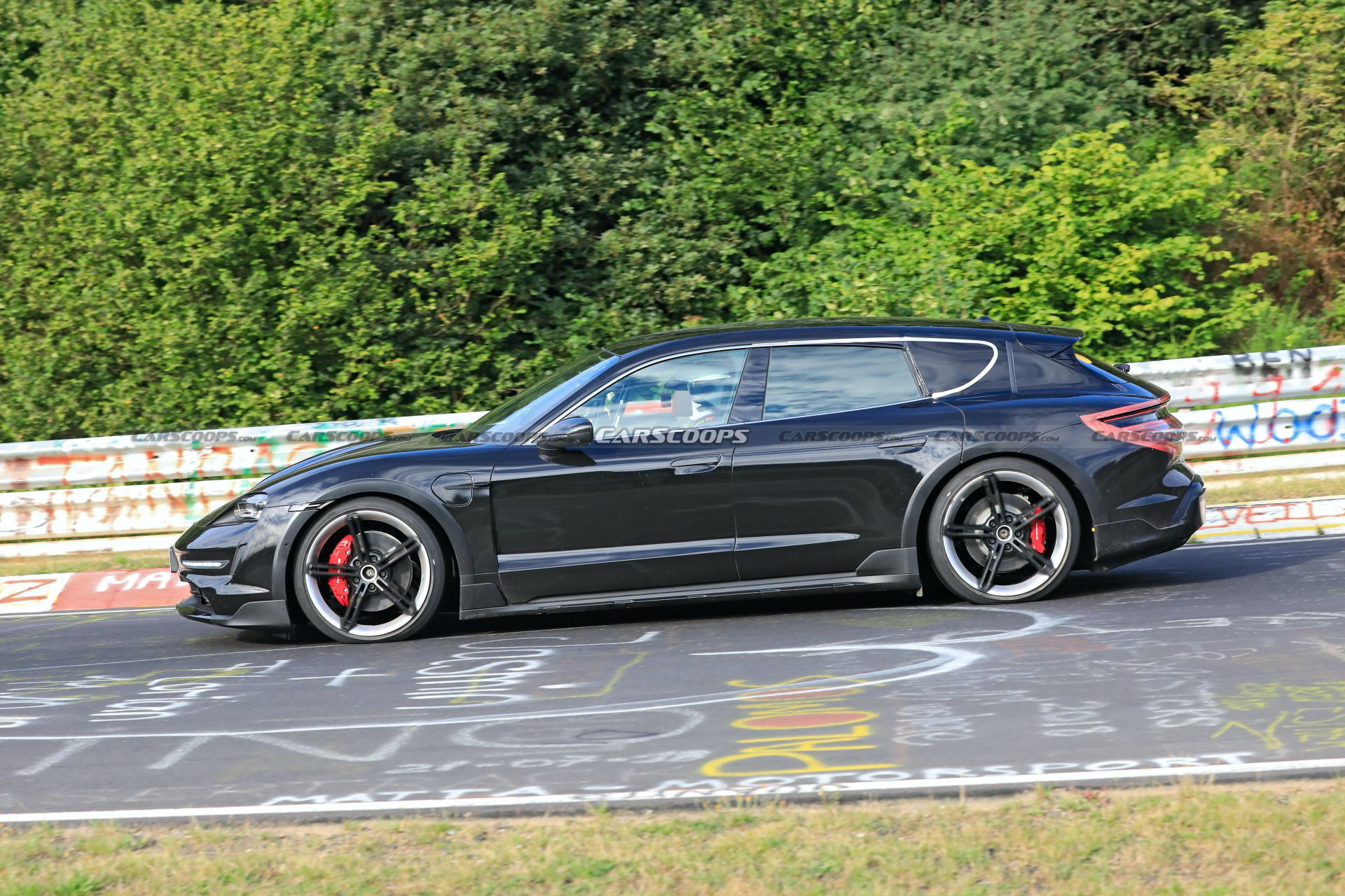 Porsche Taycan sedan bán quá chạy, phiên bản Cross Turismo sắp ra mắt gặp rắc rối - Ảnh 2.