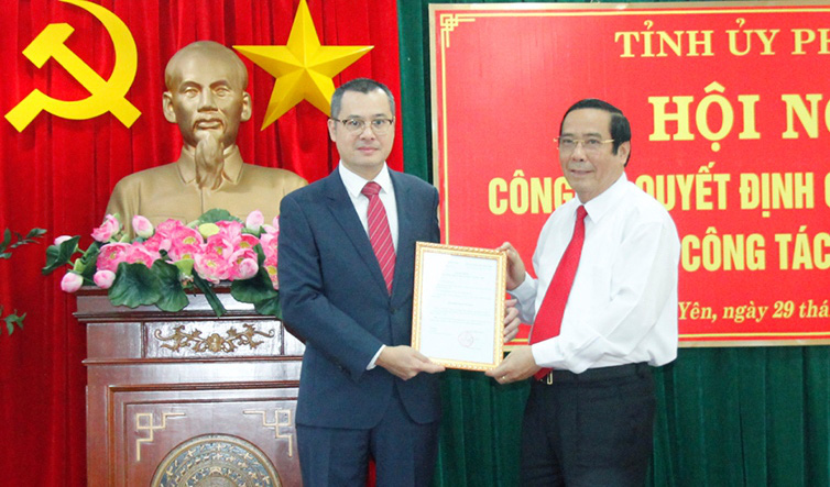 Trao quyết định chuẩn y cho Bí thư tỉnh ủy Phú Yên  - Ảnh 1.