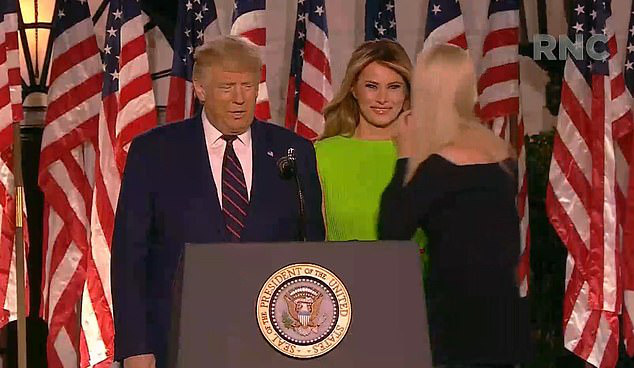 Khoảnh khắc Đệ nhất phu nhân Mỹ biến đổi cảm xúc với ánh nhìn sắc lạnh khi &quot;nữ thần Nhà Trắng&quot; Ivanka Trump đi qua gây bão cộng đồng mạng - Ảnh 2.