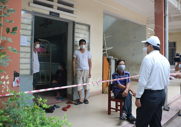 Chủ tịch Đà Nẵng kiểm tra công tác phòng chống dịch Covid-19 tại các điểm “nóng” - Ảnh 4.