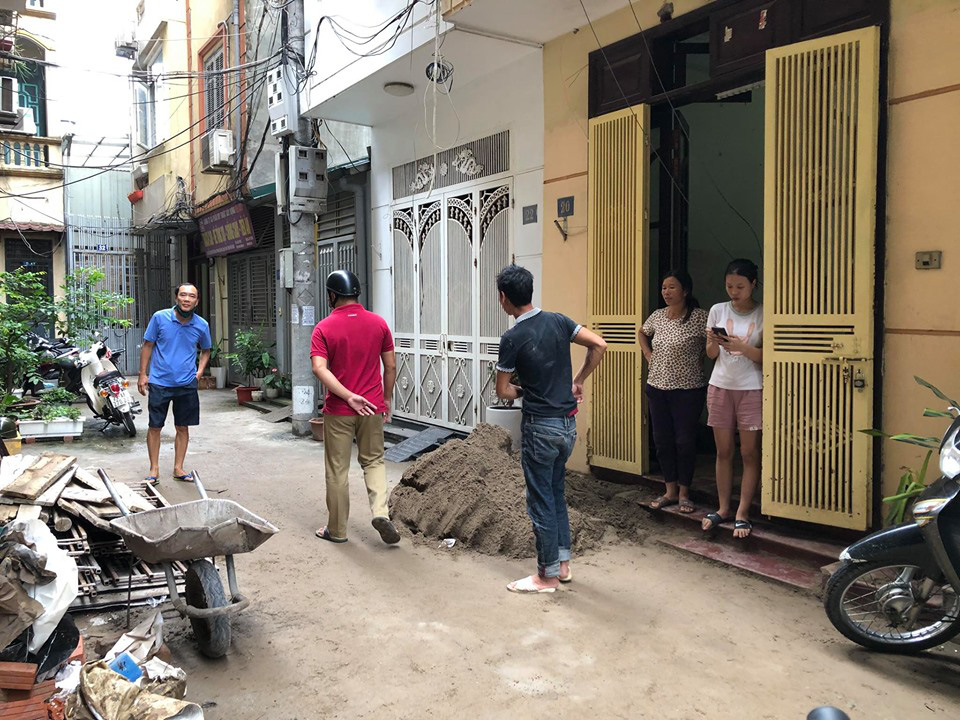 Đang đi trong ngõ ở trung tâm Hà Nội, người đàn ông bất ngờ bị xe rùa từ tầng 5 rơi trúng - Ảnh 1.
