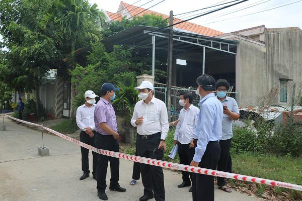 Chủ tịch Đà Nẵng kiểm tra công tác phòng chống dịch Covid-19 tại các điểm “nóng” - Ảnh 1.