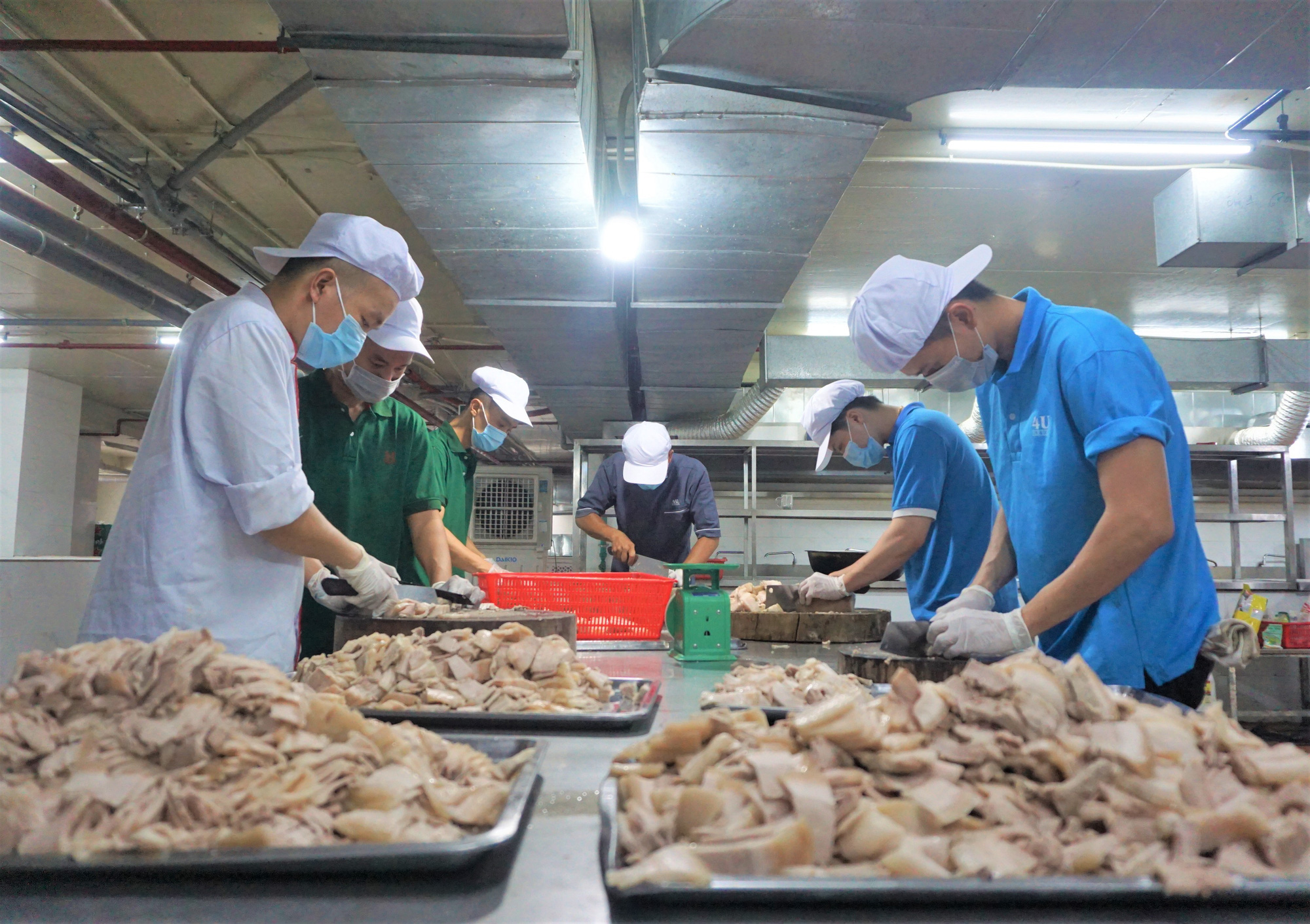 Người Đà Nẵng nấu hàng nghìn suất ăn VIP phục vụ miễn phí 3 Bệnh viện đang bị cách ly  - Ảnh 2.