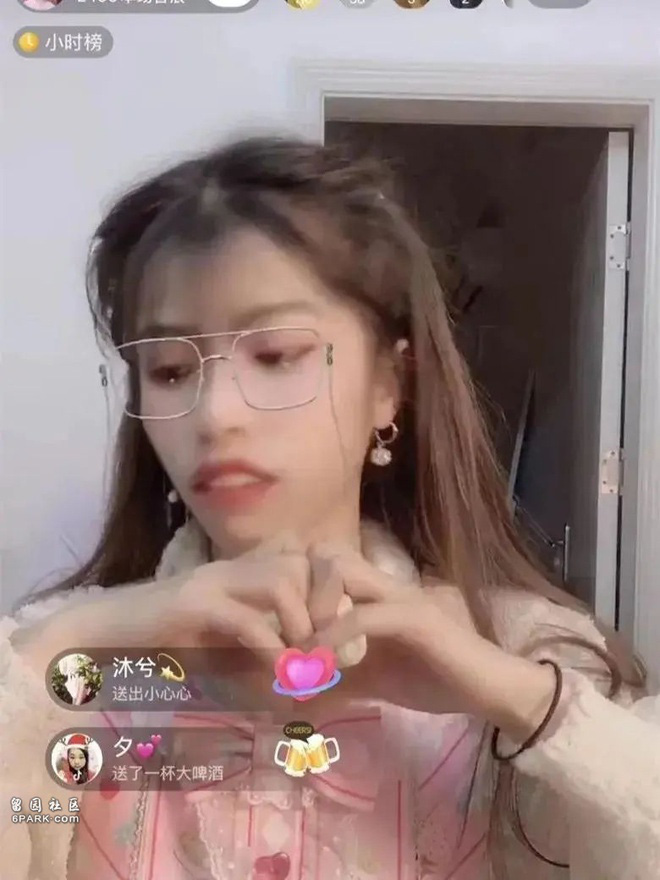 Quên tắt app làm đẹp, hot girl Trung Quốc lộ hàm răng vêu vao, mặt mũi ghồ ghề khiến fan khiếp vía - Ảnh 3.