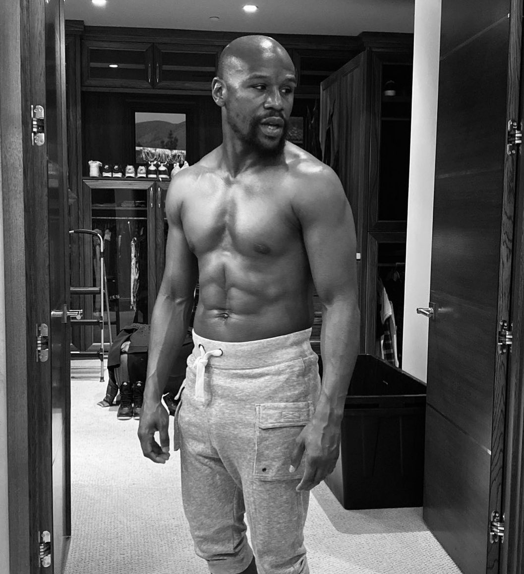 Floyd Mayweather khoe body căng đét ở tuổi 43, fan trầm trồ khuyên &quot;Độc cô cầu bại&quot; nhanh chóng trở lại sàn đấu - Ảnh 1.