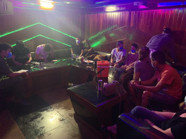 Bắt 2 nam thanh niên “mở tiệc” ma túy trong quán karaoke nổi tiếng ở Đà Nẵng - Ảnh 2.