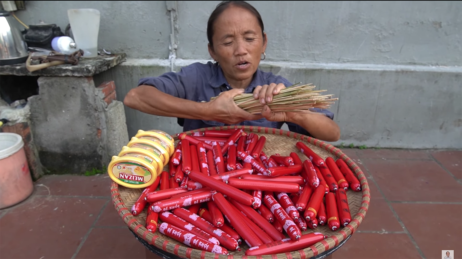 Chưa từng thấy ai như Bà Tân Vlog: mang xúc xích ăn liền đi nướng với bơ trên tảng đá - Ảnh 1.