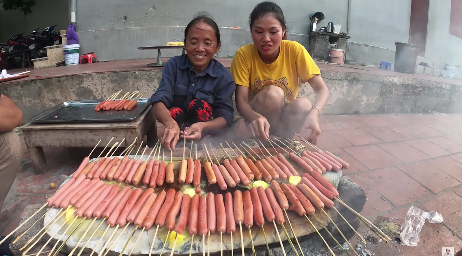 Chưa từng thấy ai như Bà Tân Vlog: mang xúc xích ăn liền đi nướng với bơ trên tảng đá - Ảnh 4.