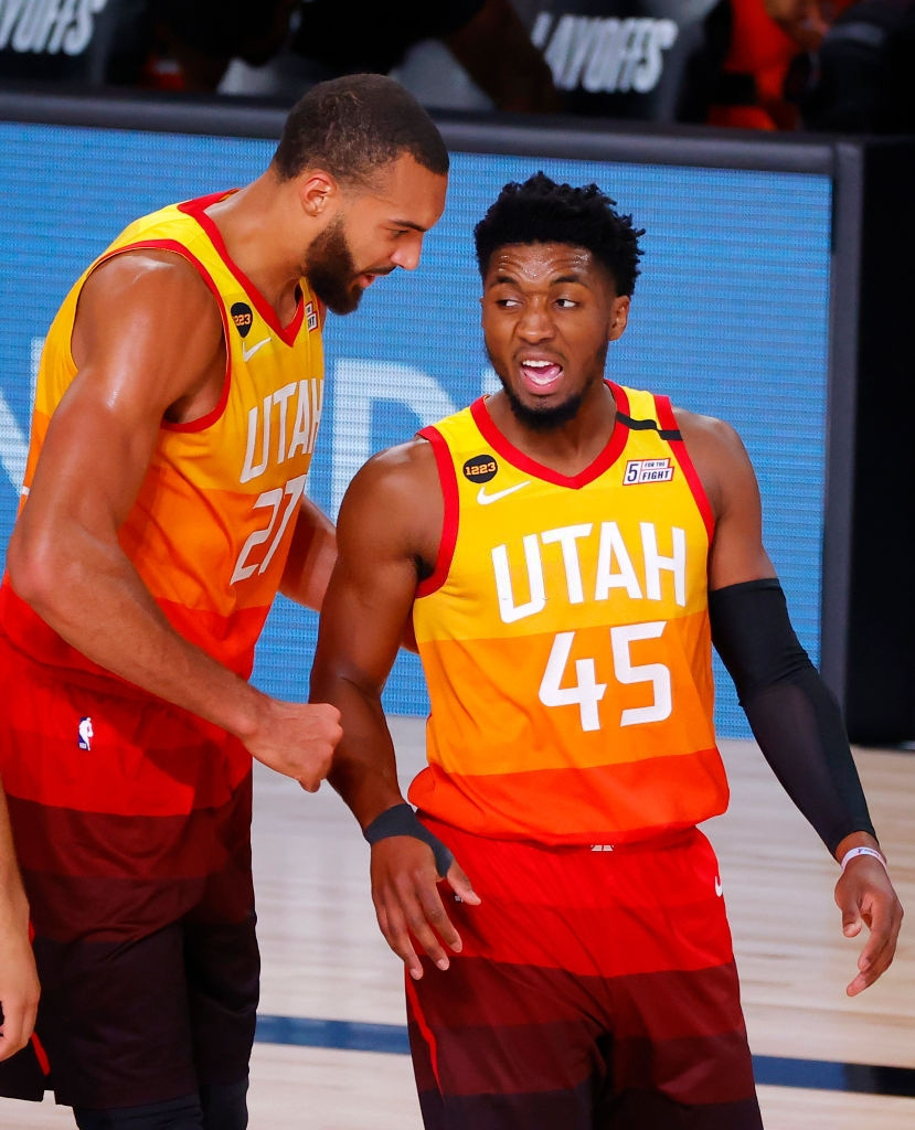 Thất bại hai trận liên tiếp, cặp đôi Rudy Gobert cùng Donovan Mitchell &quot;trút giận&quot; lên những chiếc ghế vô tội - Ảnh 2.