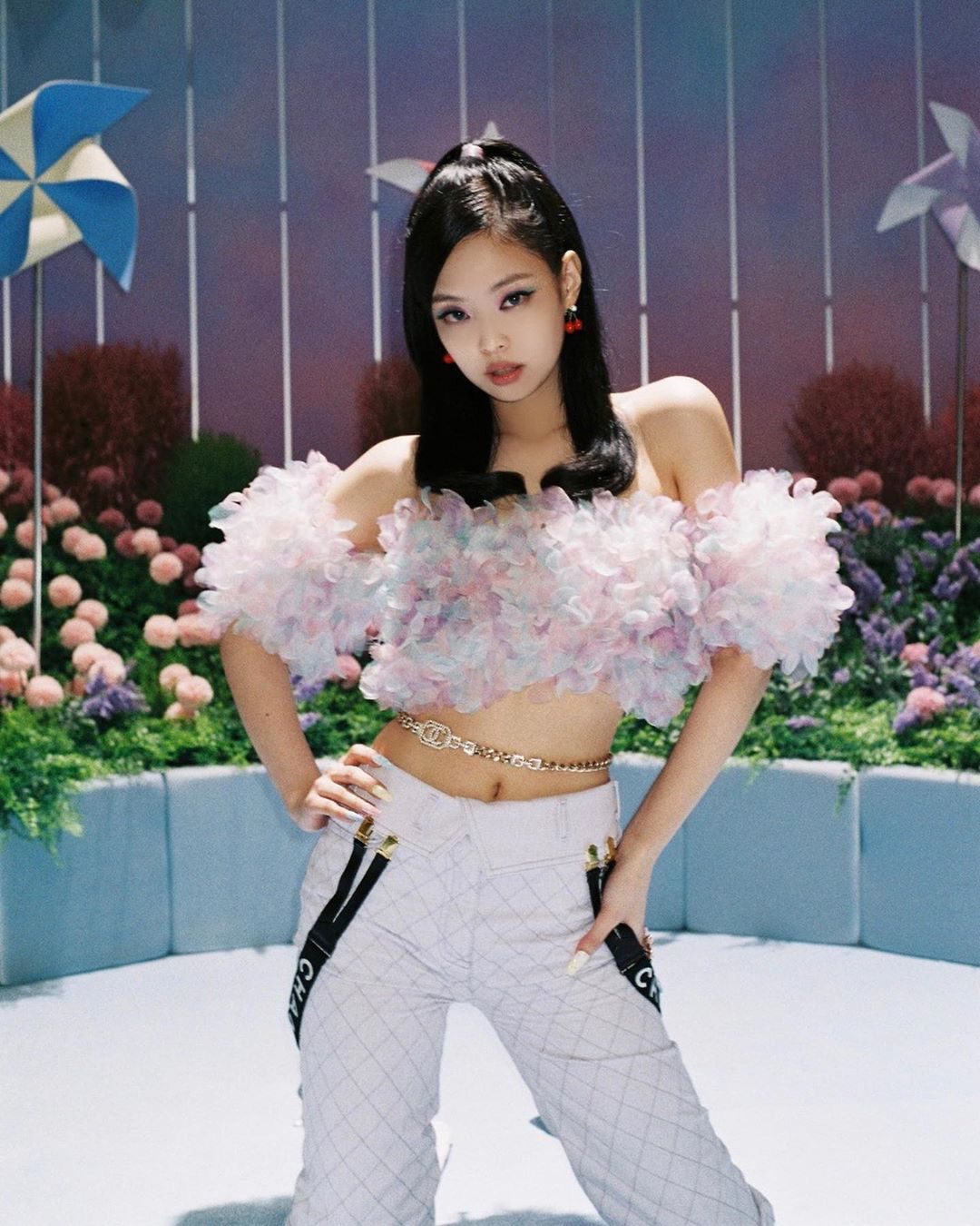 Jennie (BLACKPINK) tung ảnh hậu tường vừa thắm hường vừa sexy, nhưng zoom gần lại lộ khuyết điểm khiến hội chị em đau đầu - Ảnh 5.