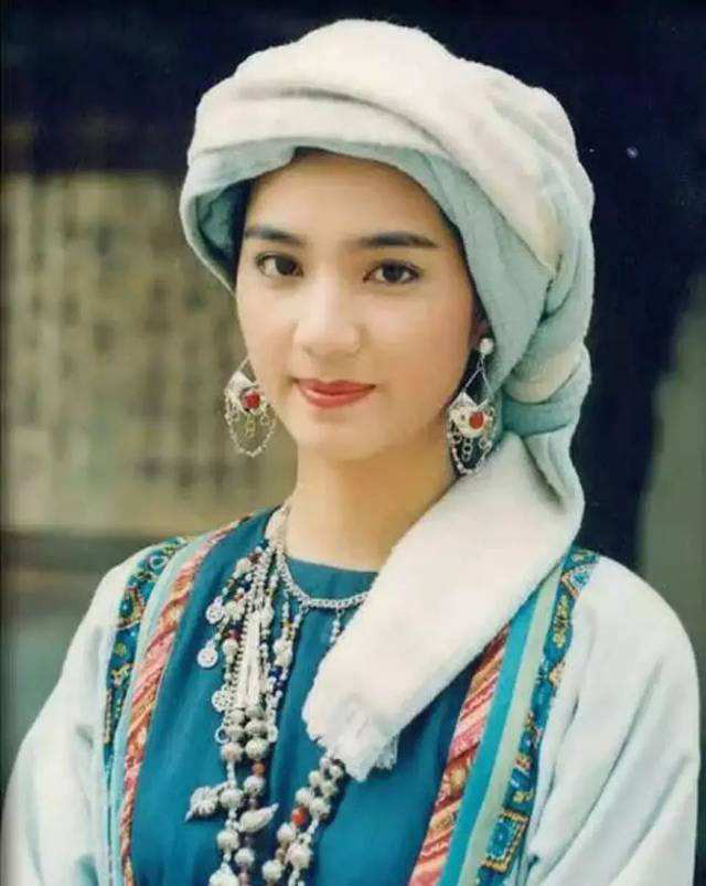 Mỹ nhân bê bối nhất nhì Cbiz: Thời trẻ đại gia bao nuôi, ngoại tình với Hoàng Phi Hồng rồi bị chồng cắm sừng và thuyết âm mưu đằng sau - Ảnh 12.