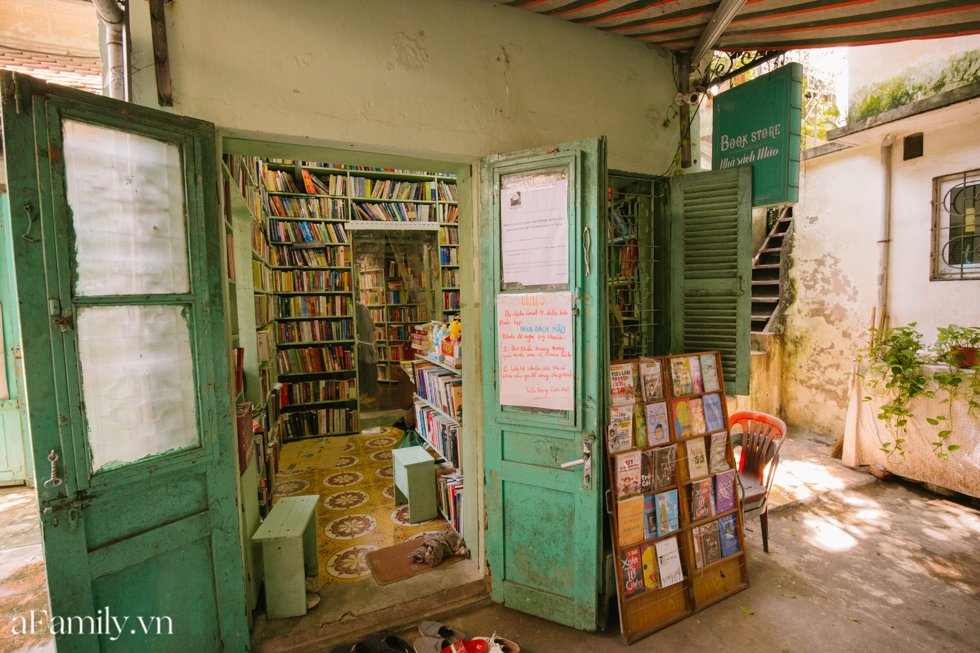 Ở con ngõ nhỏ trong phố Đinh Lễ có một tiệm sách cổ, là thiên đường của những &quot;mọt sách&quot;, cũng là địa điểm check-in cực chất cho những người thích phong cách retro - Ảnh 1.