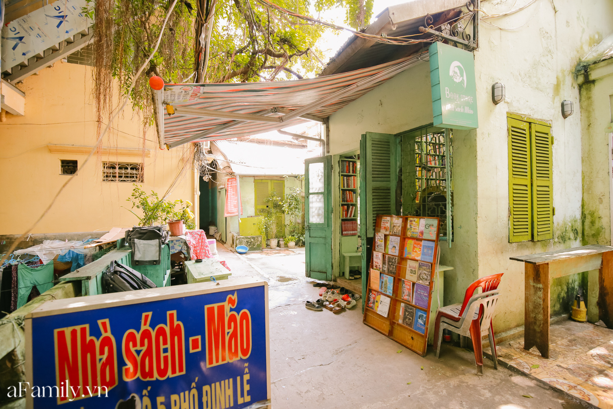 Ở con ngõ nhỏ trong phố Đinh Lễ có một tiệm sách cổ, là thiên đường của những &quot;mọt sách&quot;, cũng là địa điểm check-in cực chất cho những người thích phong cách retro - Ảnh 11.