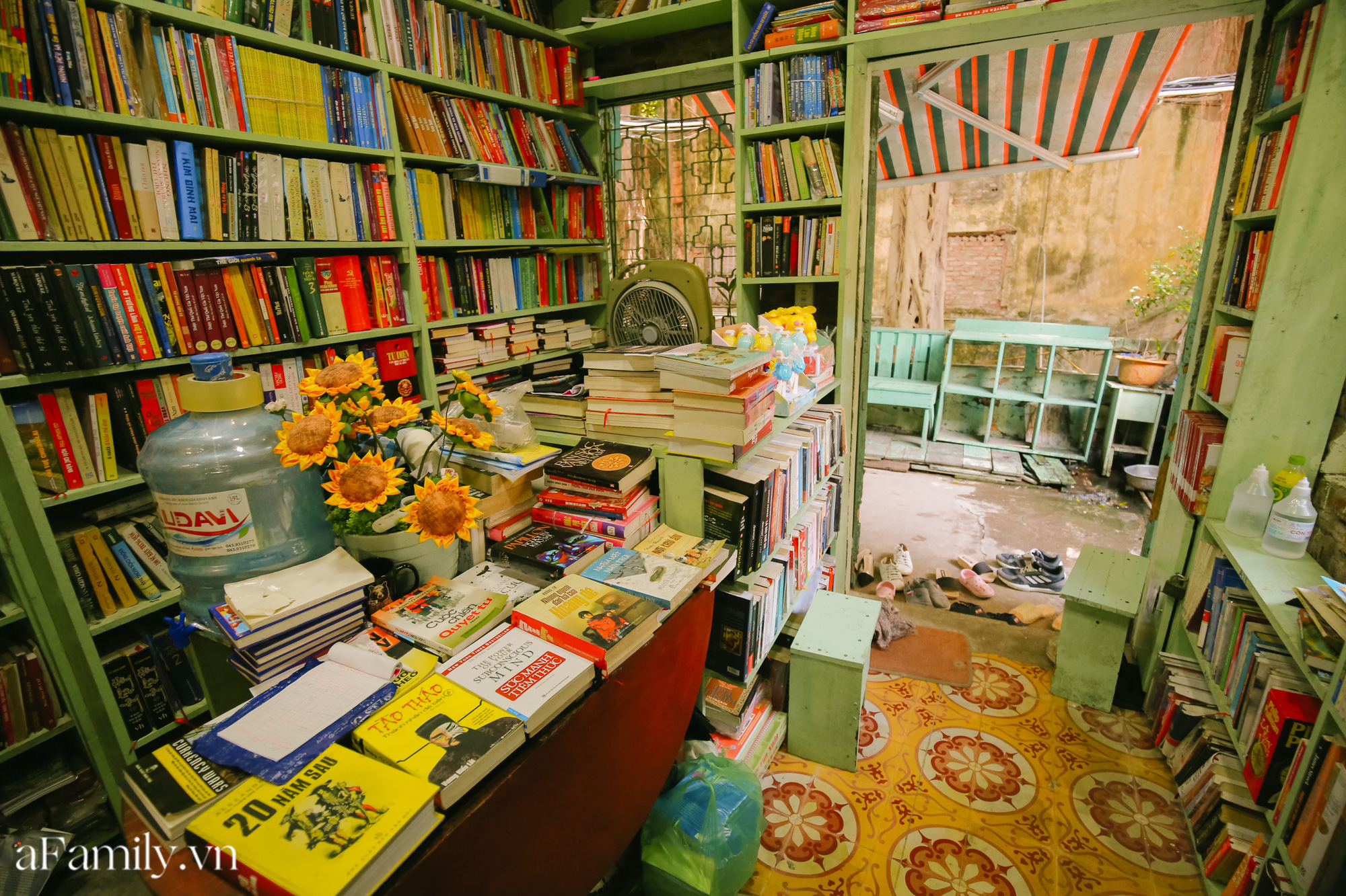 Ở con ngõ nhỏ trong phố Đinh Lễ có một tiệm sách cổ, là thiên đường của những &quot;mọt sách&quot;, cũng là địa điểm check-in cực chất cho những người thích phong cách retro - Ảnh 2.