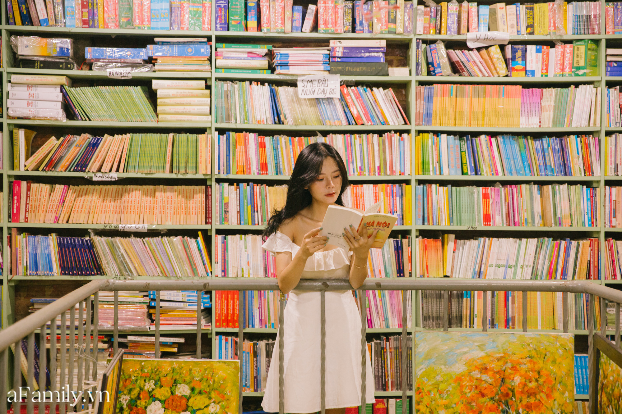 Ở con ngõ nhỏ trong phố Đinh Lễ có một tiệm sách cổ, là thiên đường của những &quot;mọt sách&quot;, cũng là địa điểm check-in cực chất cho những người thích phong cách retro - Ảnh 6.