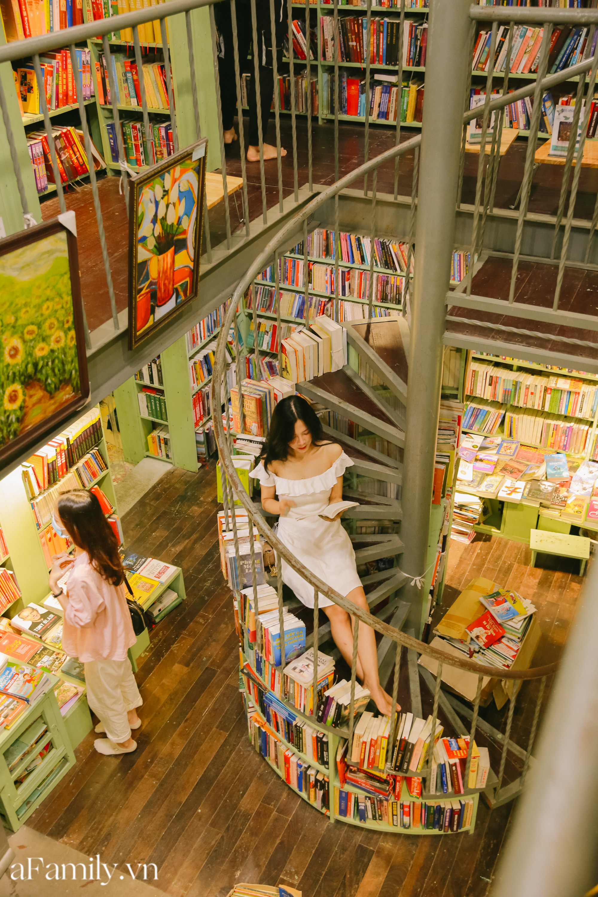 Ở con ngõ nhỏ trong phố Đinh Lễ có một tiệm sách cổ, là thiên đường của những &quot;mọt sách&quot;, cũng là địa điểm check-in cực chất cho những người thích phong cách retro - Ảnh 9.
